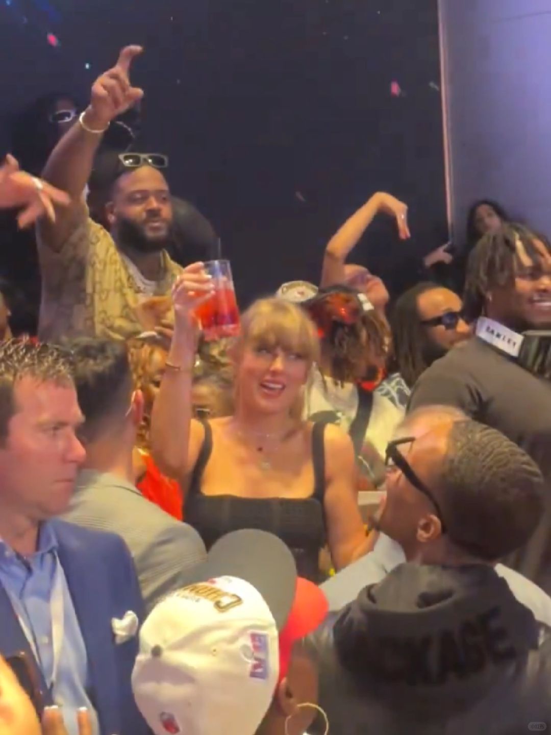 看超级碗发现我那霉粉朋友她爸竟是NFL总裁🥰

犹记两年前听朋友提了一嘴nfl