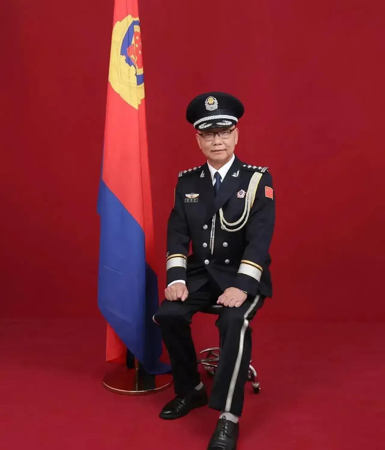 请问他这个警衔袜子颜色是不是不对啊？