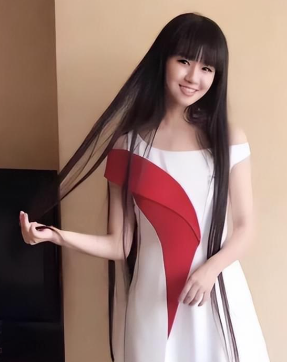 2014年小彩旗在春晚转了4小时，一共8000圈，期间不吃不喝、不上厕所、也不休
