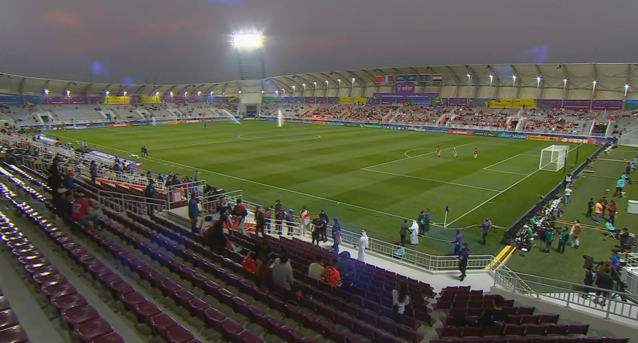 不正常啊，国足的比赛马上就开始了，为什么现场还冷冷清清，没有多少球迷呢？若是在以