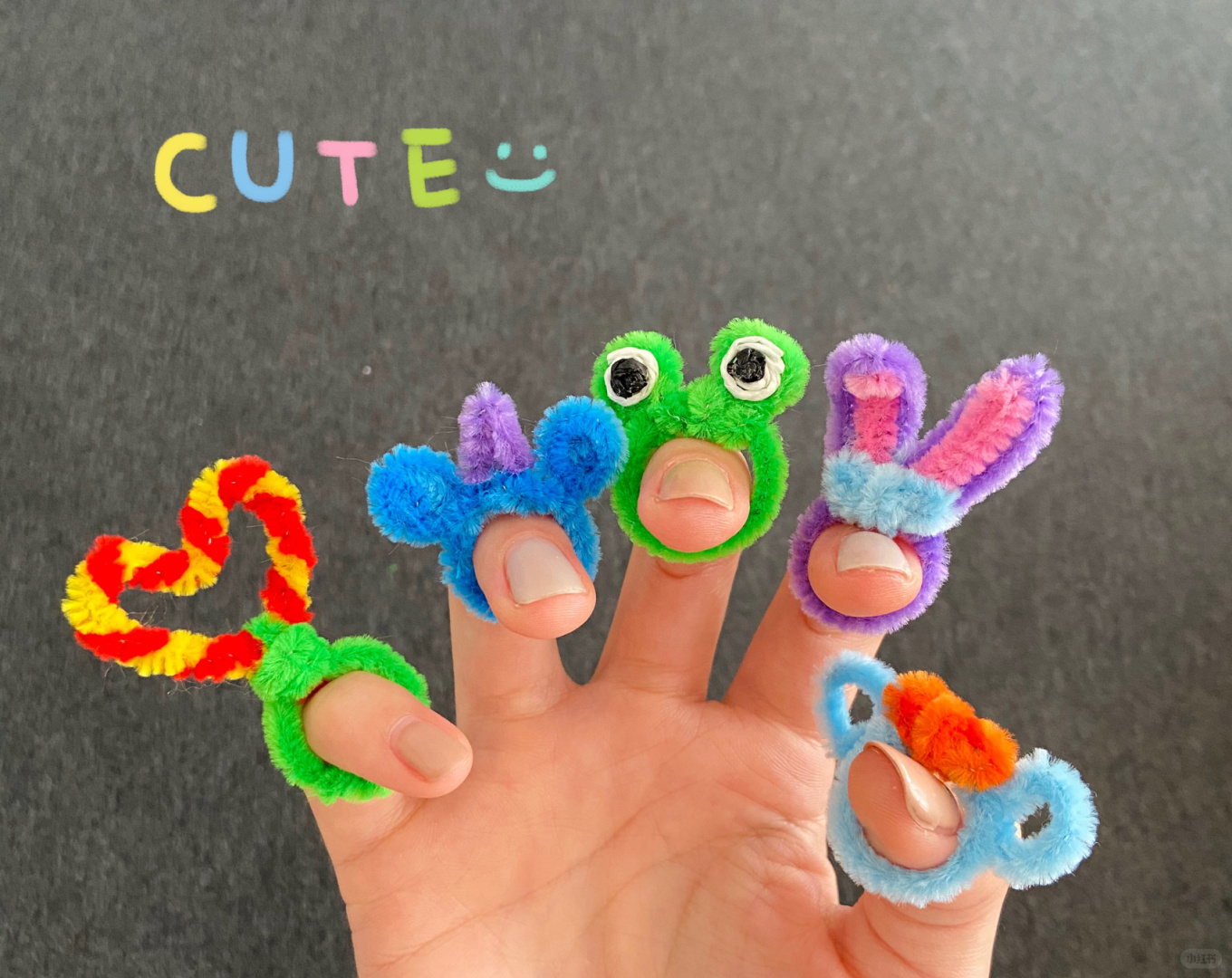 亲子手工，扭扭棒童趣戒指
彩色扭扭棒好像烟花喔🎆
土酷又软萌的戒指～太好康了8