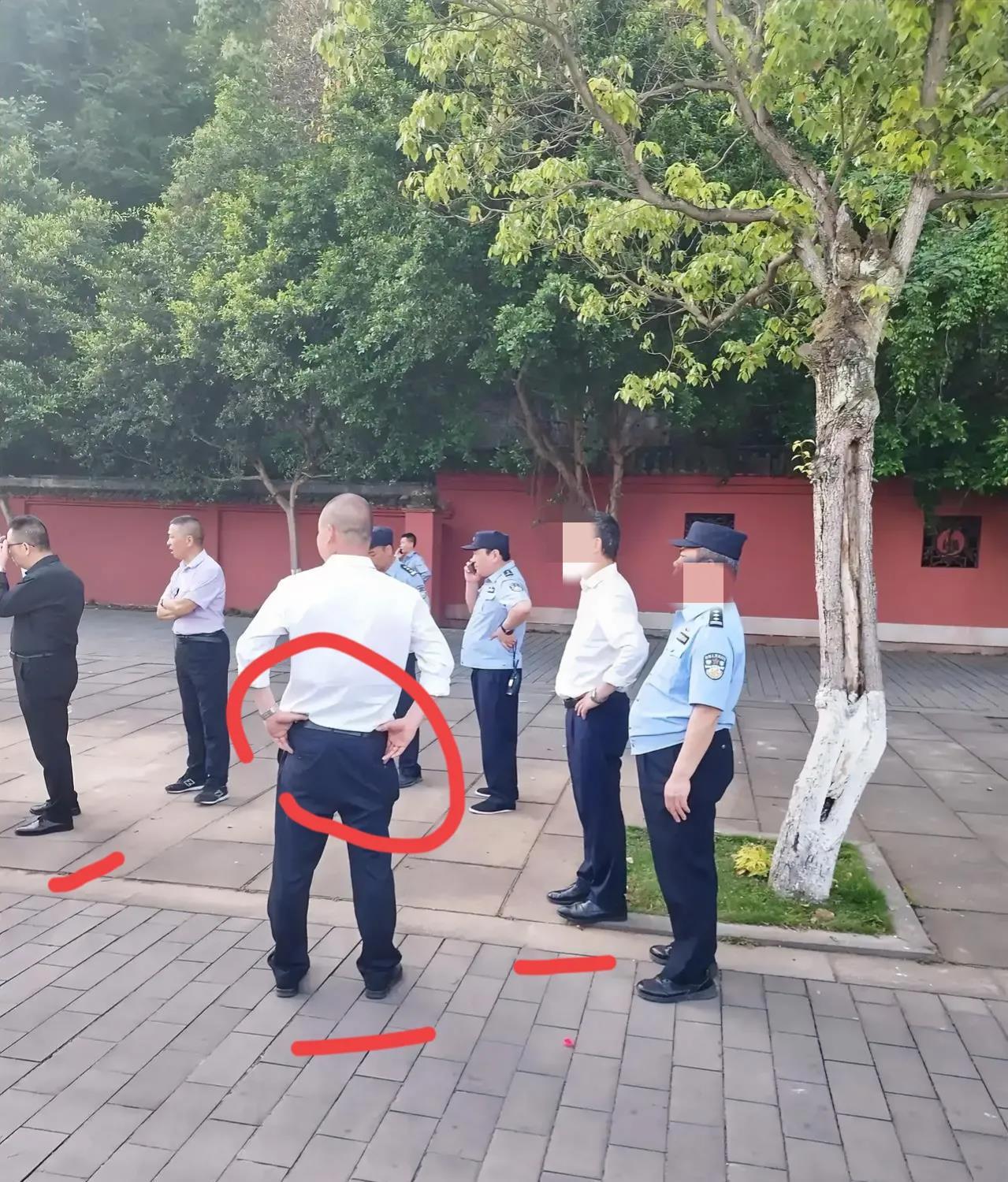 现今队伍纪律松懈的情况令人担忧。
在这群人员中，有一些问题需要引起重视：
1、6