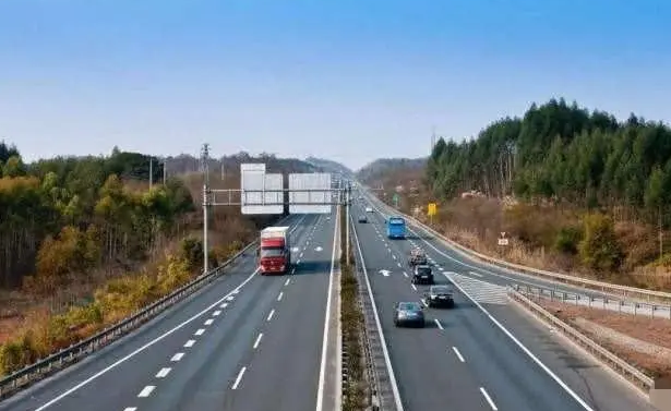 高速120km车速最省油吗？其实你错了。
客观而言，油耗和车型关系密切，一般来说