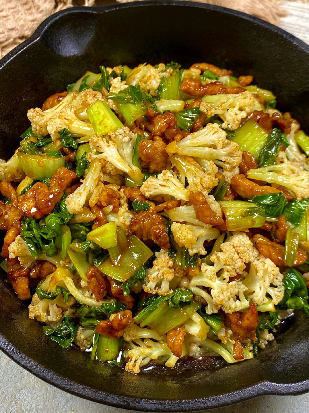 花菜炒肉是一道让人食欲大增的家常菜，口感鲜嫩的肉质与香甜脆口的花菜完美结合，搭配