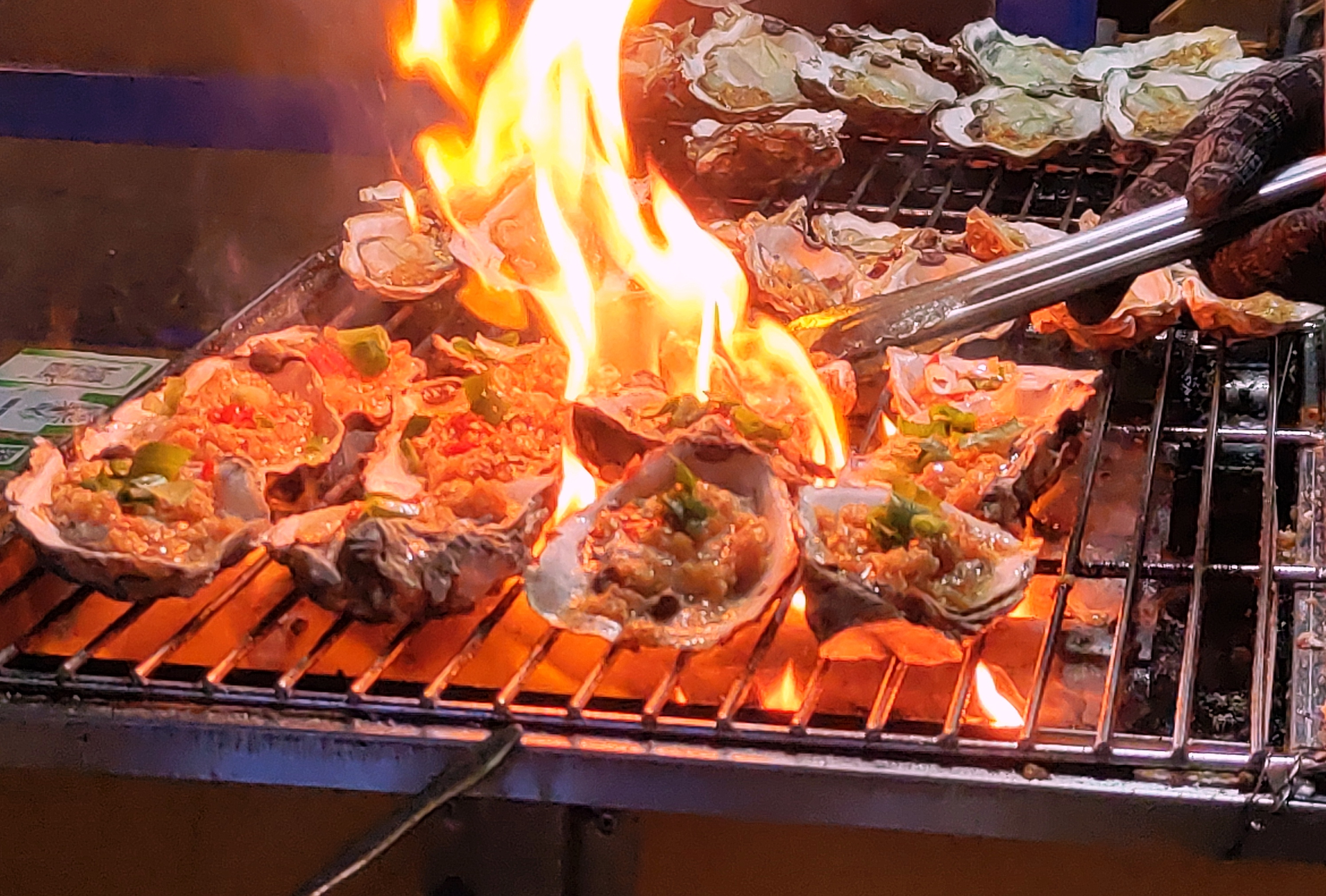 广州夜市的湛江烧生蚝，潮汕炒手的加肉三丝炒粿条，12一份。#深夜食堂# 
