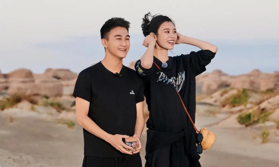 何猷君是赌王何鸿燊的儿子，是一名学霸、企业家，他与奚梦瑶的婚姻备受关注。虽然两人