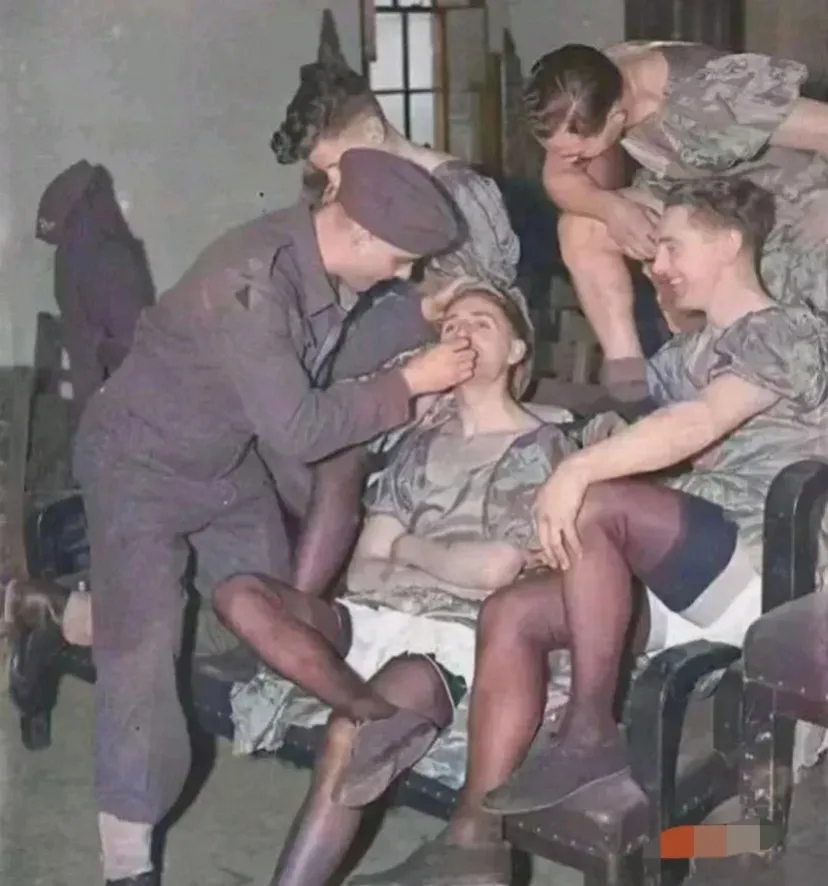 1940年，几个身穿丝袜的英国士兵，聚在一起，调皮的嬉笑打闹。画面中，一名穿着丝