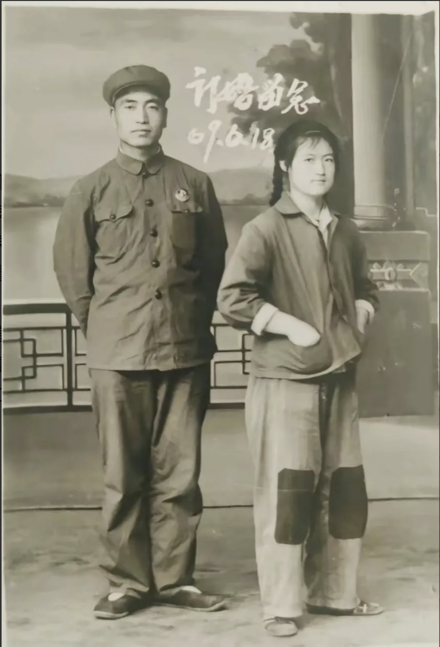 1969年，一对小情侣来到照相馆，拍下一张属于他们的订婚照。

照片中的男士，穿