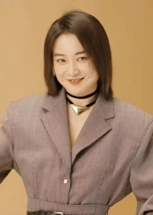 贾玲瘦了之后才发现她不仅腰细，脖子还长，气质一下就出来了，觉得自己没脖子的或许可