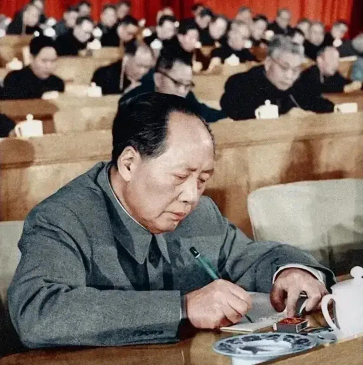 【政治工作是一切经济工作的生命线】
《中国农村的社会主义高潮》一书中，有份题为《