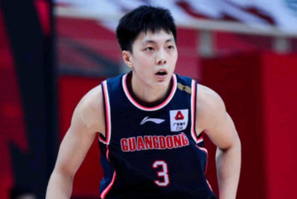 本赛季胡明轩与赵睿终究是不是一个档次？
胡明轩，25岁，身高1.93米 年薪51