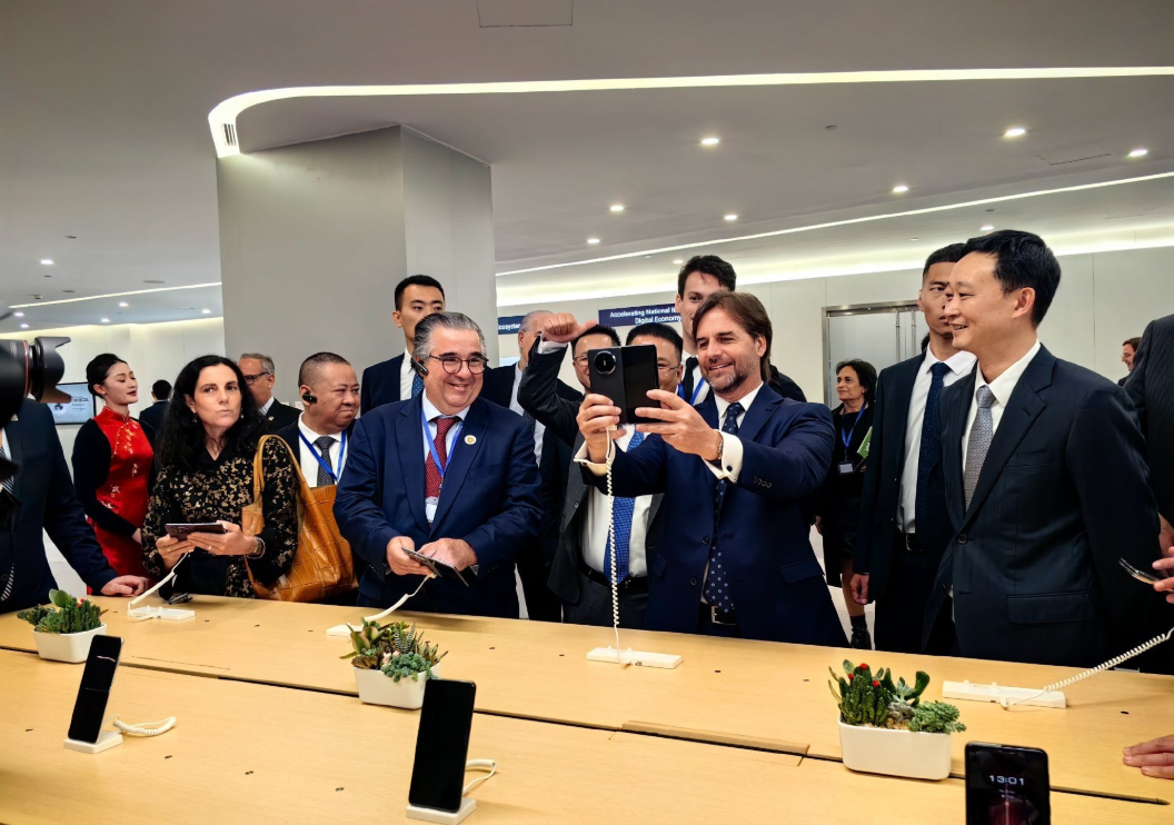 乌拉圭总统拉卡列访华第二天！他率领一行人去参访北京华为，这回换上正装了，西服配领
