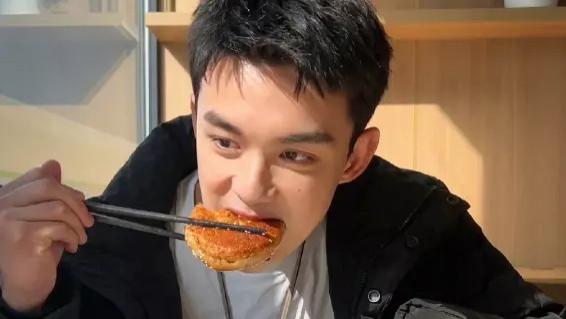 为什么吴磊回国吃油条会引起这么多关注和评论？