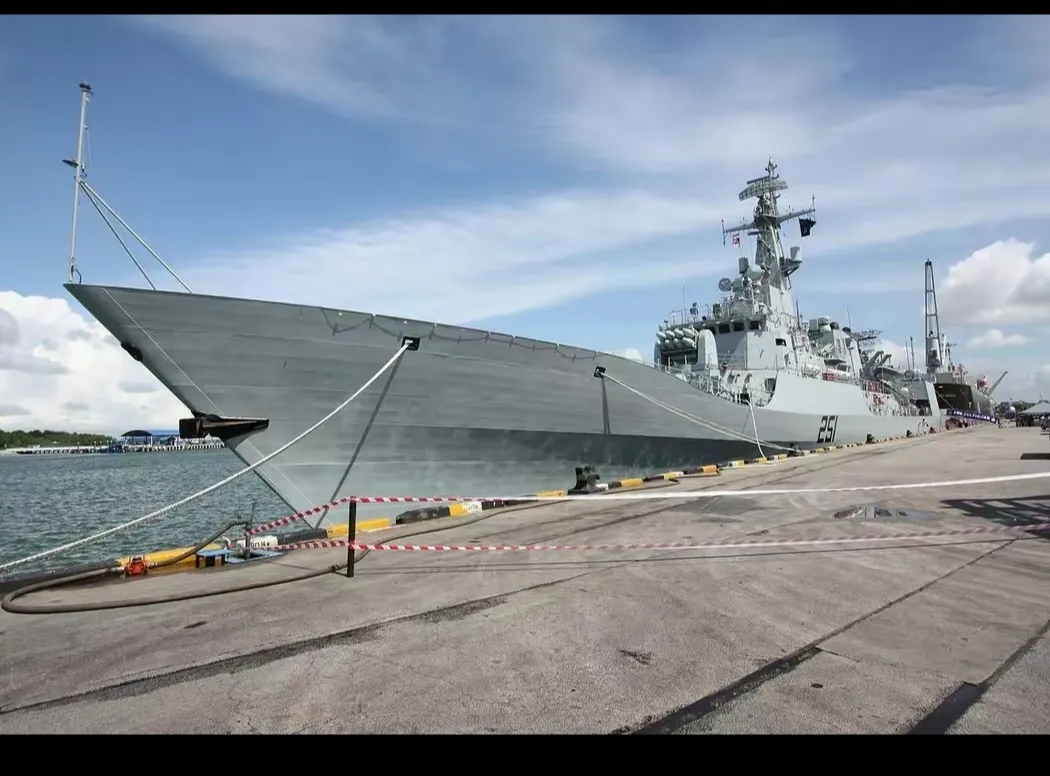 中国海军参与巴基斯坦军演的驱逐052D、054A型护卫舰及532综合补给舰，停靠