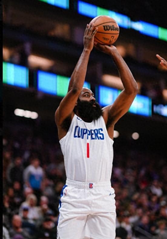  NBA常规赛，快船131-117击败国王，总结下比赛！

1.三巨头今天合力暴