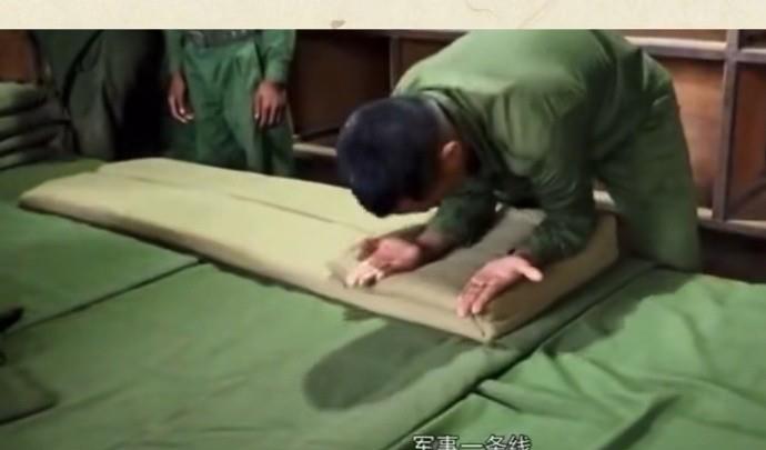 果敢同盟军这个内务瞅着挺眼熟，豆腐块叠被子，还有卫生流动红旗，牙杯整齐码放，倍感