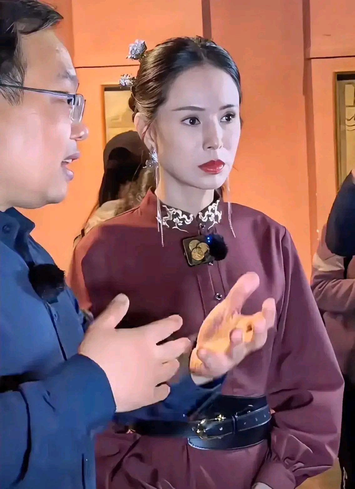 57岁的李若彤近照，这状态保持的真好，身材苗条纤细，皮肤白皙紧致，五官特别立体，