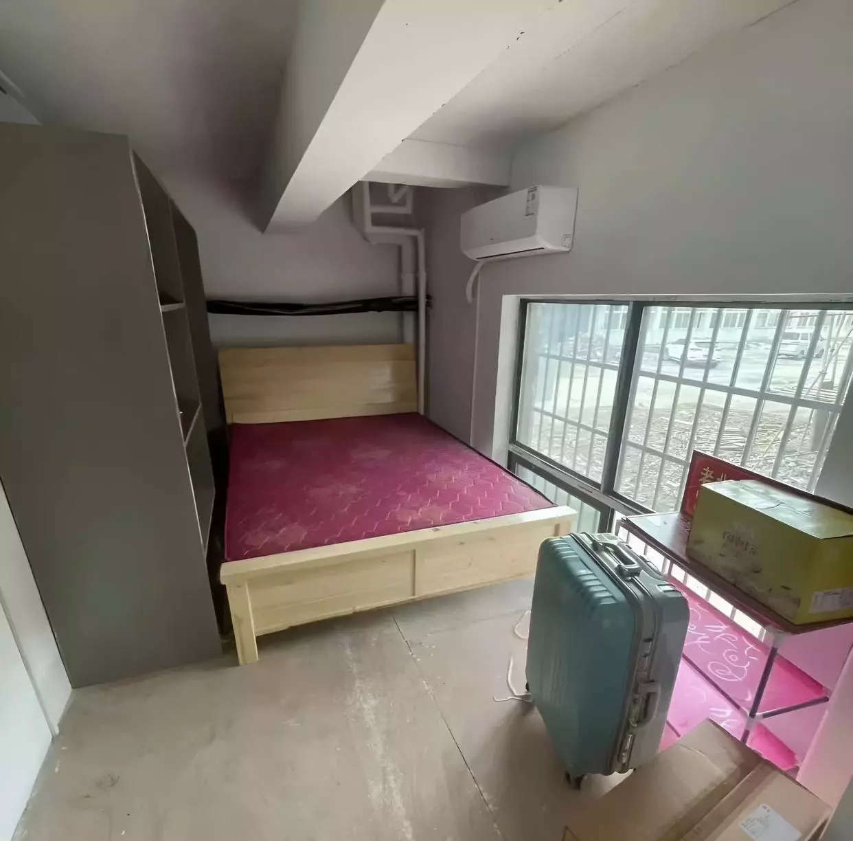 这两个出租屋价格是一样的。 我应该选择哪一个？