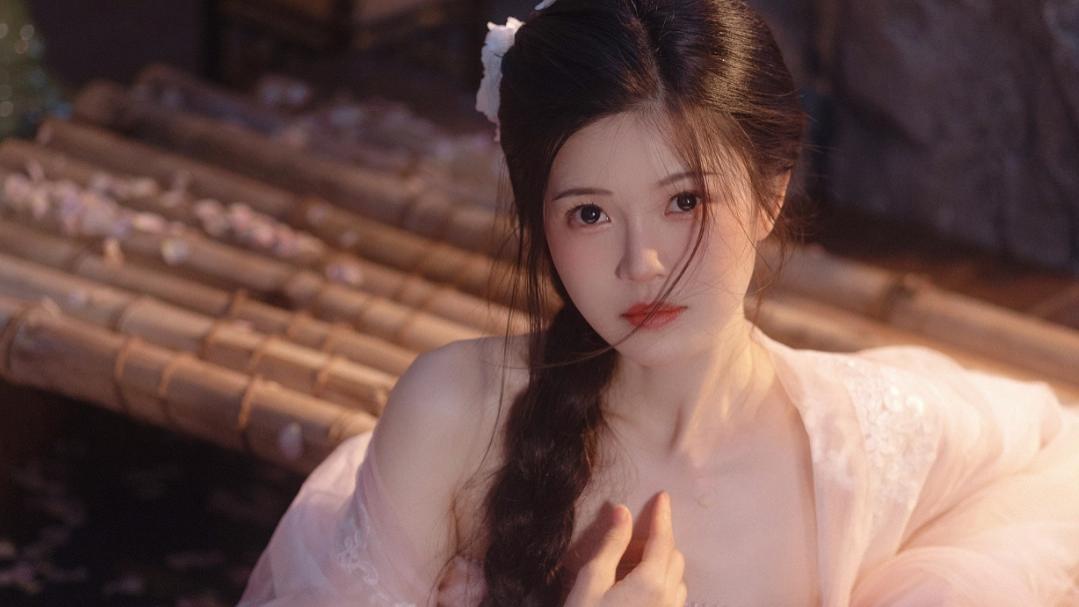 我入宫前，陛下曾是一位勤勉的卷帝，不近女色的严帝，而在我来了之后嘛...