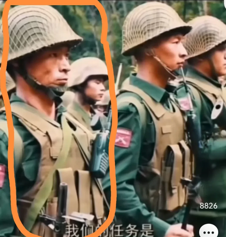 这位哥们身姿挺拔，脸上充满刚毅！威风凛凛！根本不像打游击的同盟军战士，像是一位久