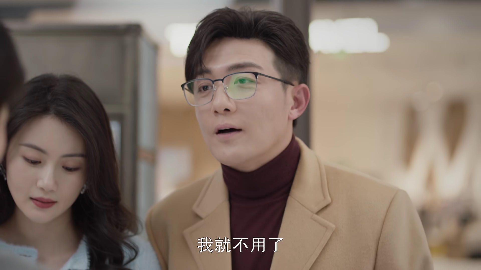 卫明迫不及待带着小三去买钻戒，真的是“社死”名场面啊！

钻戒销售原本还以为面前
