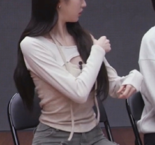 这衣服她穿了一天就扯了一天，扯到P4的状态终于满意了... ​​​