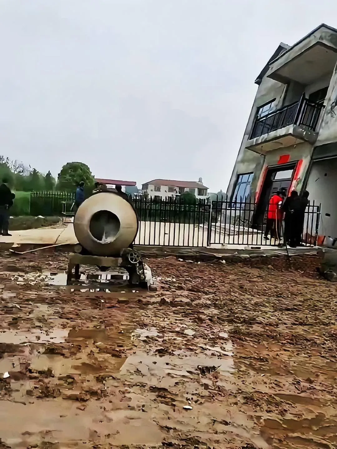 房子刚建成不到一周，就出现了倾斜。请问一下，这种情况还有办法补救吗？有懂建筑工程