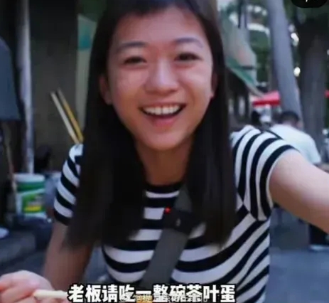 快要被这个兰州拉面馆老板笑死了，免费给了台湾女孩一份茶叶蛋！

据一位网友爆料，