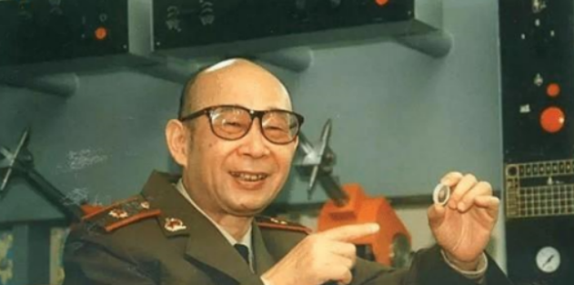 “中国导弹打的如此精准，全靠这位身穿5块钱背心的老人！”徒手造出值上亿装备的老人