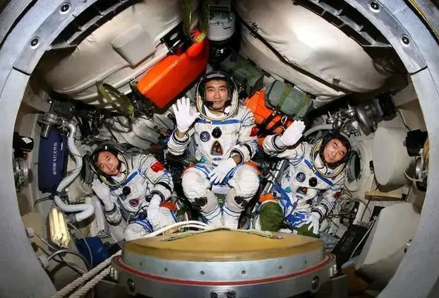 我国19位航天员等级：
1、汤洪波—————-一级航天员
2、唐胜杰—————-