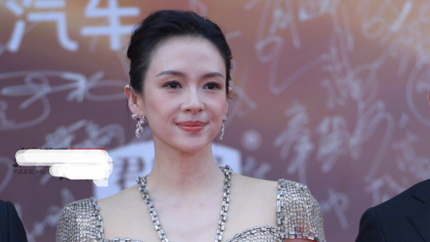 华表奖红毯来了！baby水墨裙秀国风，关晓彤脸肿，张小斐妆容翻车