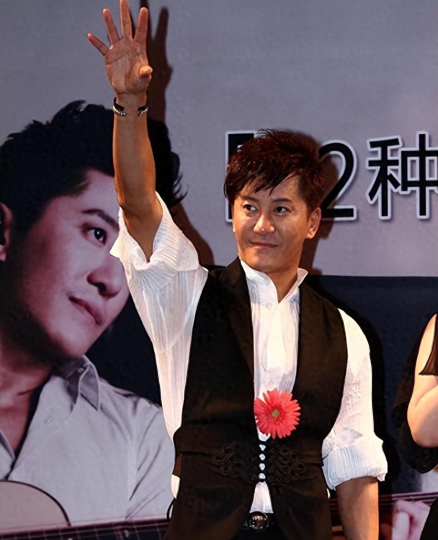 他8次上春晚，作死被捕入狱，今54岁仍无人问津，老搭档也断了联络