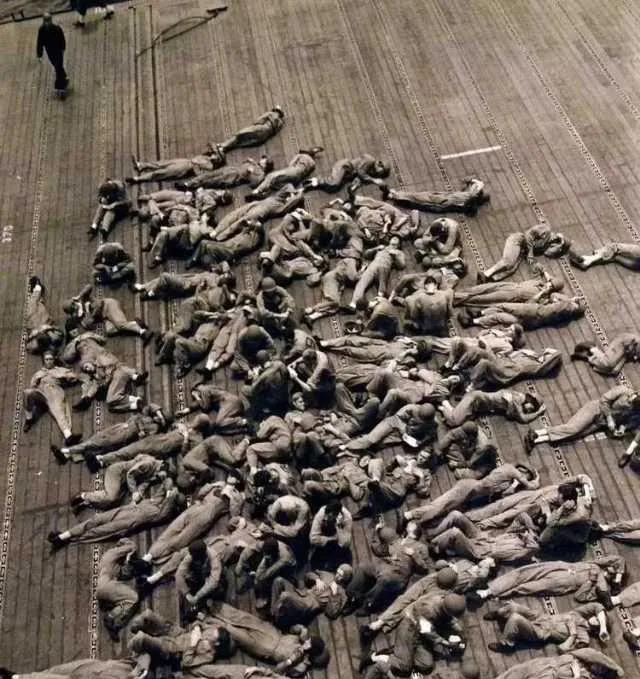 1942年，在前往瓜达尔卡纳尔岛的途中，美国海军企业号航空母舰，水兵们在飞行甲板