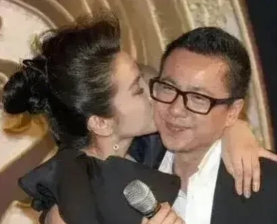 2008年，奔驰邀请李冰冰做代言人，她看中了一辆价值200W的新款奔驰车，于是和