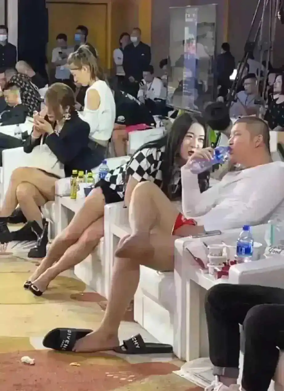 这都是一群什么人在开会啊？