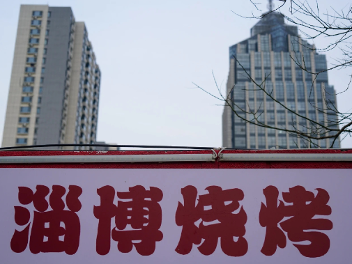 烧烤店从下午五点营业，直到快八点，才来了一位食客。淄博烧烤大火，跟风者无数，有店