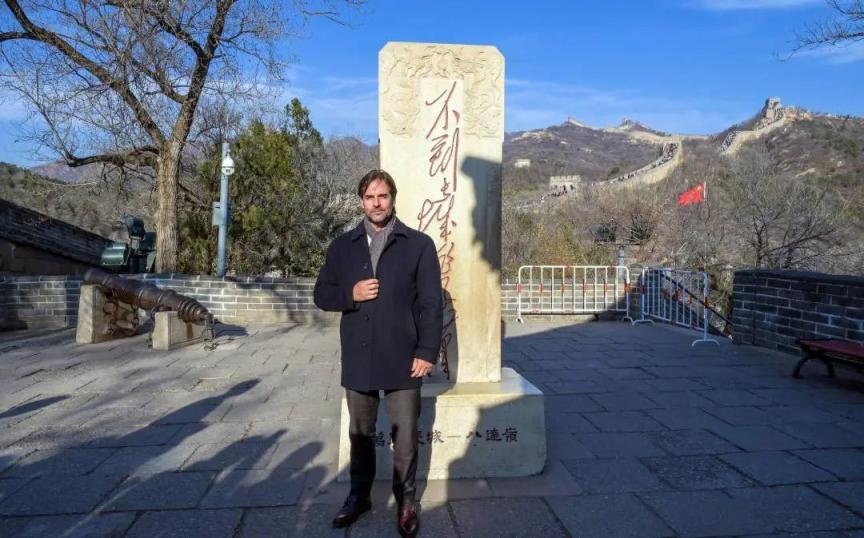 不到长城非好汉，又一位国家领导人登长城参观。近期，乌拉圭总统路易斯·阿尔韦托·拉
