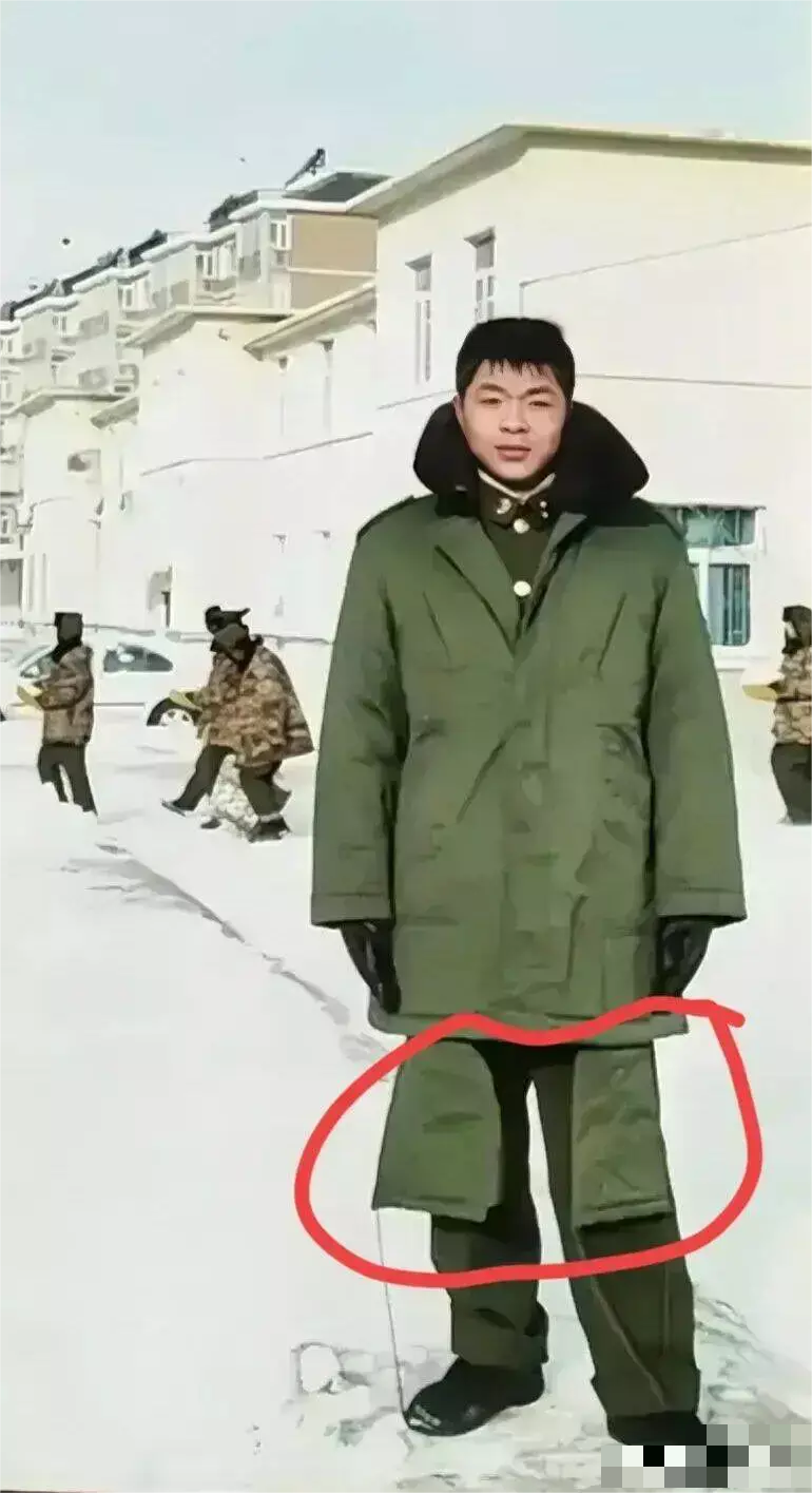 85式军服，那两个是干嘛用的？