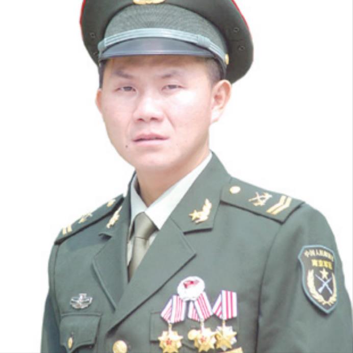 2001年，从成都开往武昌的一辆火车上突然出现了76个持械歹徒。当时车上只有23