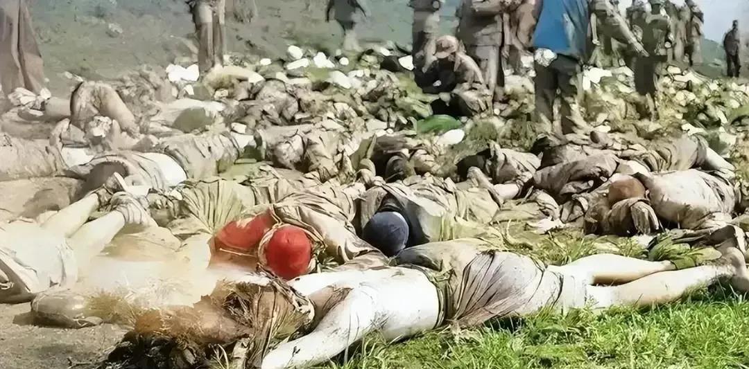 这是一张拍摄于1951年朝鲜战场的照片，记录了志愿军们壮烈牺牲的场景。看到这一幕