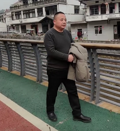 这样的兄弟才是真的兄弟，这样的亲情才最让人动容。男子家里拆迁， 赔了500万，但