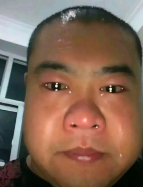 刚才，我可爱的女儿带回了一个令人心碎的消息，她告诉我她一位在高中时的女同学在前几