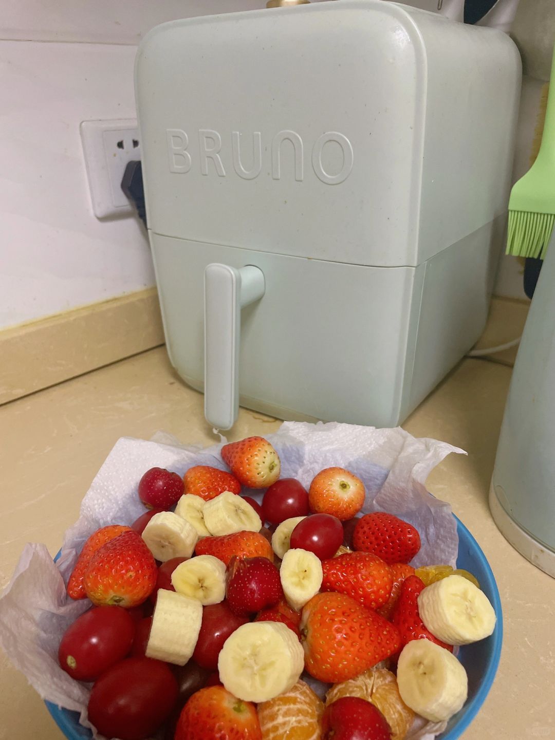 空气炸锅冰糖葫芦
哈哈 尝试下空气炸锅做冰糖葫芦，教程分享给大家～

一：糖水比