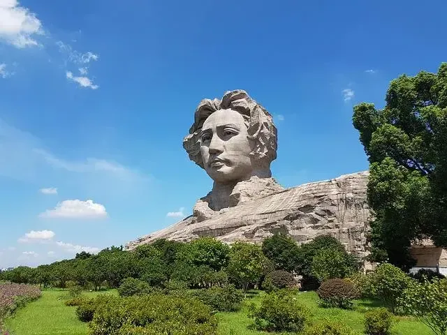 有一个很神奇的现象，世界上有名的军队统帅都不是军事理论家，比如拿破仑、成吉思汗等