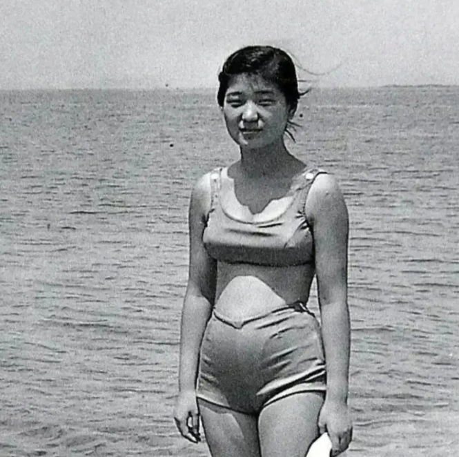 1967年，少女时代的朴槿惠，穿着泳装，留下了这一张老照片
