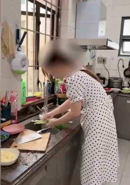 一报还一报。” 深圳，女子正在厨房做饭，得知婆婆要过来，女子沉默地走出厨房，随后