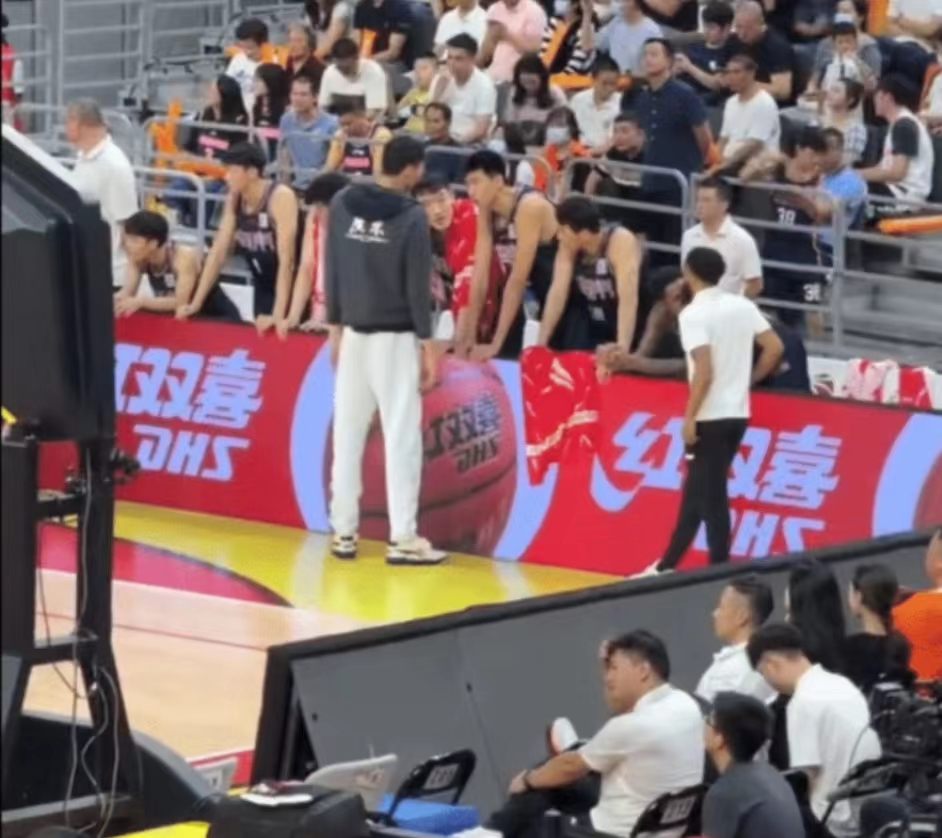 面对广东目前困境周琦表示坐不住了，亲自指导徐昕：
昨晚广东主场迎战宁波，面对CB