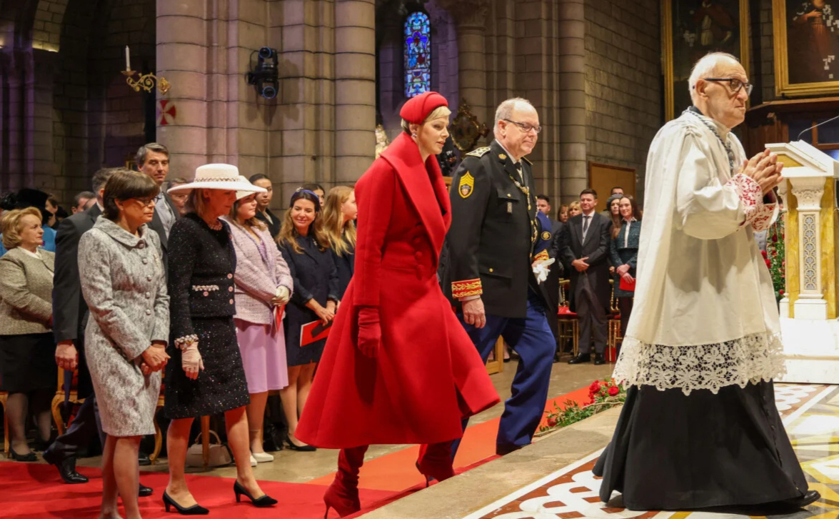 摩纳哥王室一家四口齐亮相！夏琳王妃和龙凤胎女儿穿亲子装，一袭红色风衣脚踩同色系靴