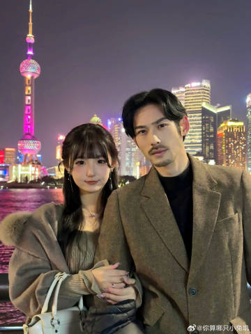 来上海那么多次 终于拍了游客照哈哈哈