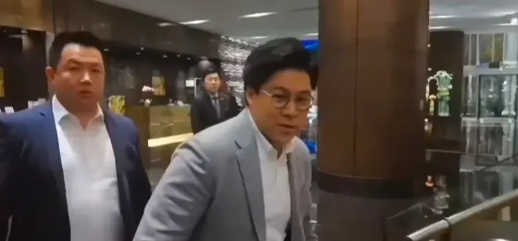 霍启刚今天刚刚抵达北京，出席“一带一路”国际合作高峰论坛。到达北京后，他立即拎着